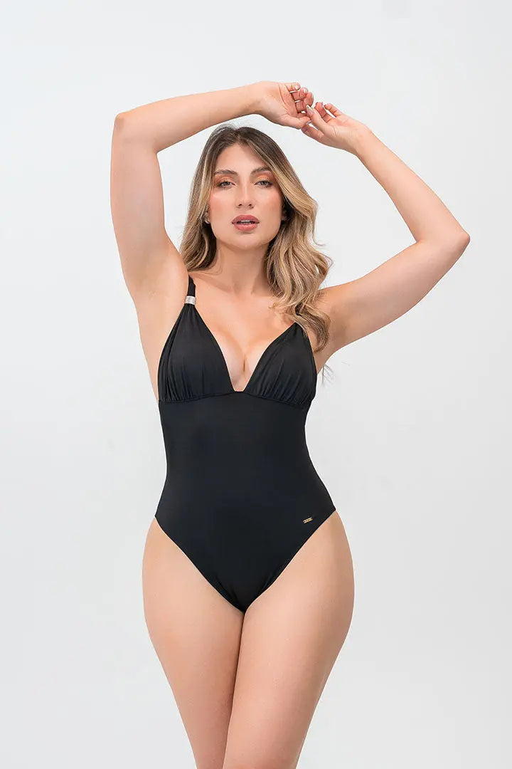 Modelo usando vestido de baño enterizo Diane & Geordi con escote halter y control en abdomen.
