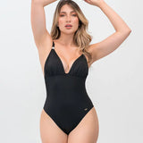 Modelo usando vestido de baño enterizo Diane & Geordi con escote halter y control en abdomen.
