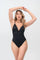 Modelo usando vestido de baño enterizo Diane & Geordi con escote halter y control en abdomen.
