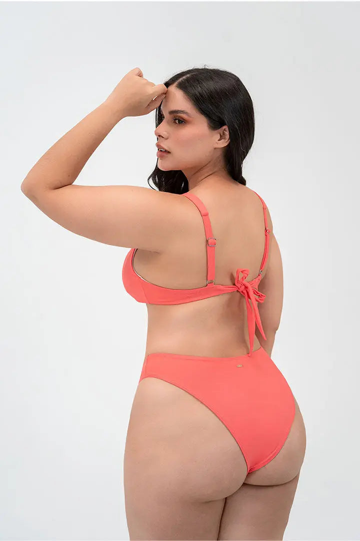 Vestido de baño 2 piezas con panty tipo tanga de cubrimiento alto – Diane & Geordi - color coral vista trasera