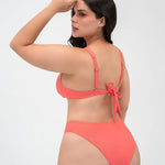Vestido de baño 2 piezas con panty tipo tanga de cubrimiento alto – Diane & Geordi - color coral vista trasera