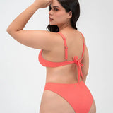 Vestido de baño 2 piezas con panty tipo tanga de cubrimiento alto – Diane & Geordi - color coral vista trasera