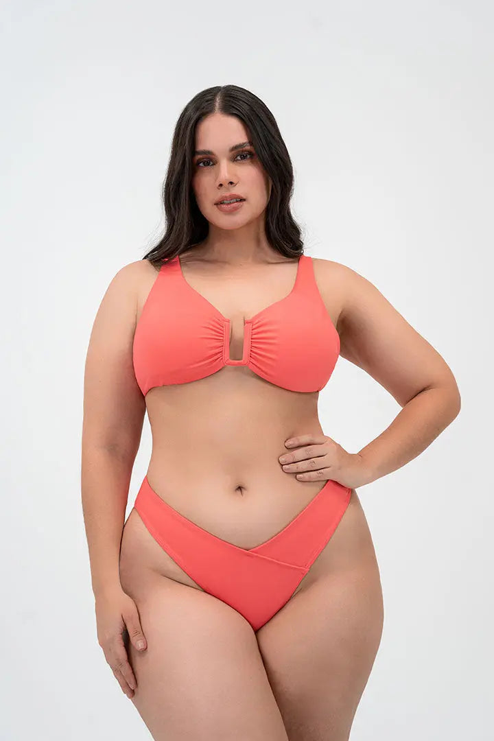 Vestido de baño 2 piezas con panty tipo tanga de cubrimiento alto – Diane & Geordi - color coral vista frontal