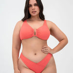 Vestido de baño 2 piezas con panty tipo tanga de cubrimiento alto – Diane & Geordi - color coral vista frontal
