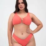 Vestido de baño 2 piezas con panty tipo tanga de cubrimiento alto – Diane & Geordi - color coral vista frontal