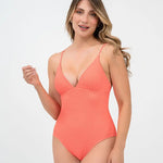Vestido de baño enterizo con escote en espalda y tela texturizada Diane & Geordi, color coral