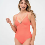 Vestido de baño enterizo con escote en espalda y tela texturizada Diane & Geordi, color coral