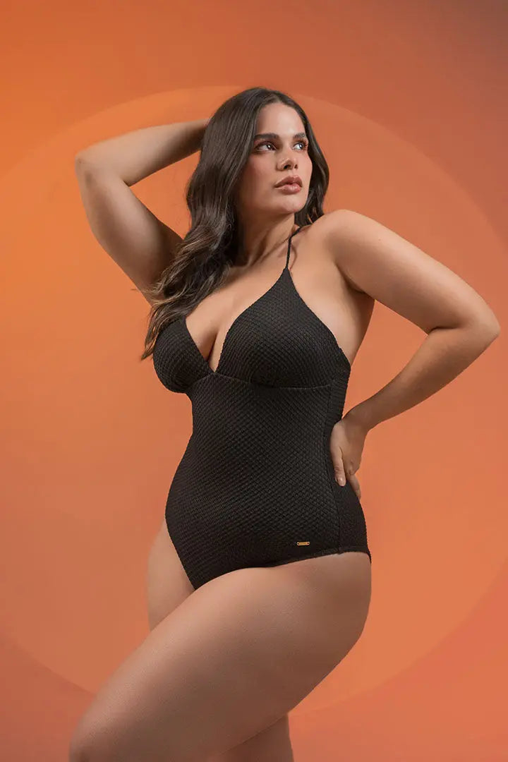 Vestido de baño enterizo con escote en espalda y tela texturizada Diane & Geordi, color negro