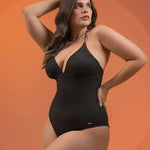 Vestido de baño enterizo con escote en espalda y tela texturizada Diane & Geordi, color negro