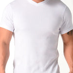 Camiseta cuello V acanalada en algodón para hombre. Color blanco