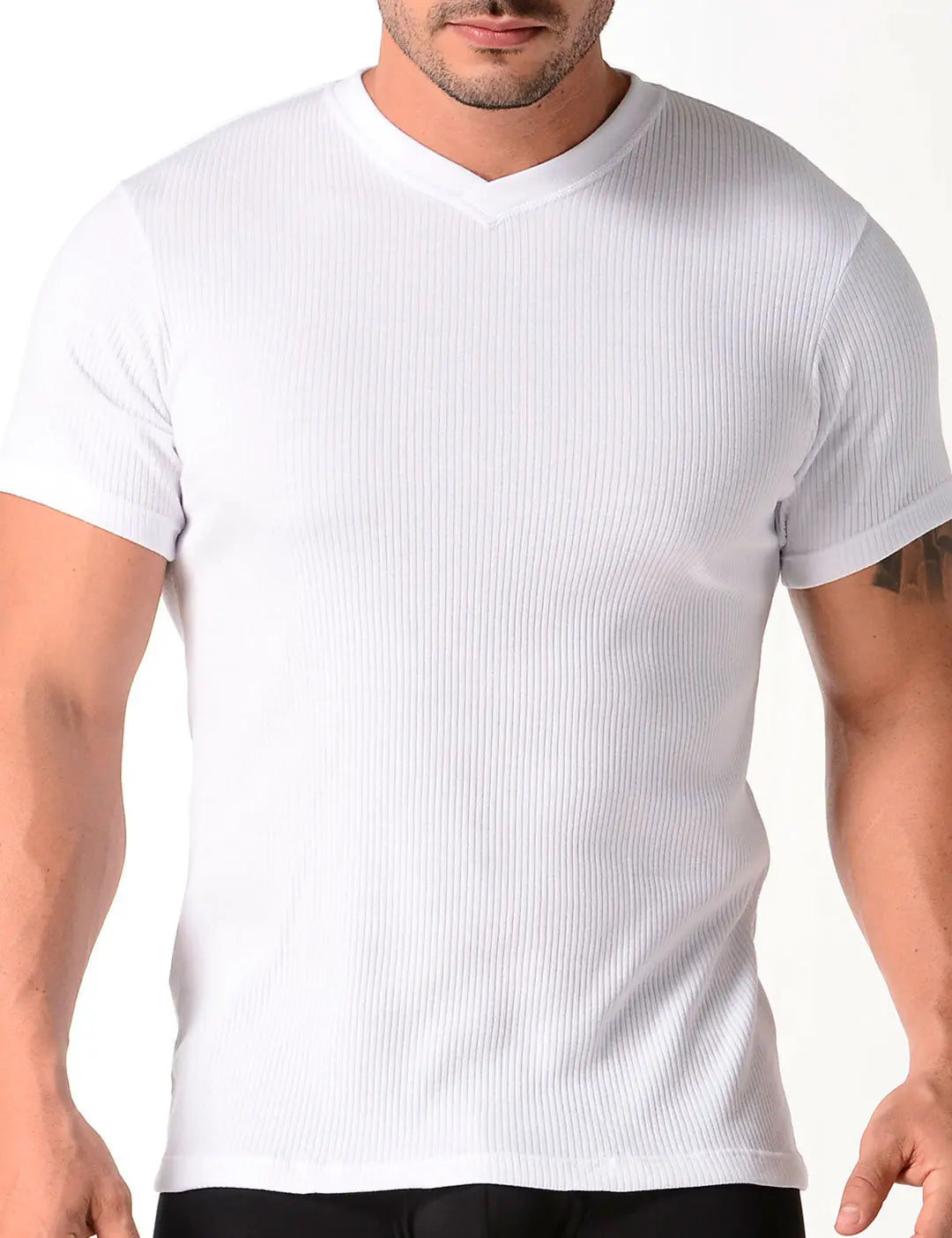 Camiseta cuello V acanalada en algodón para hombre. Color blanco