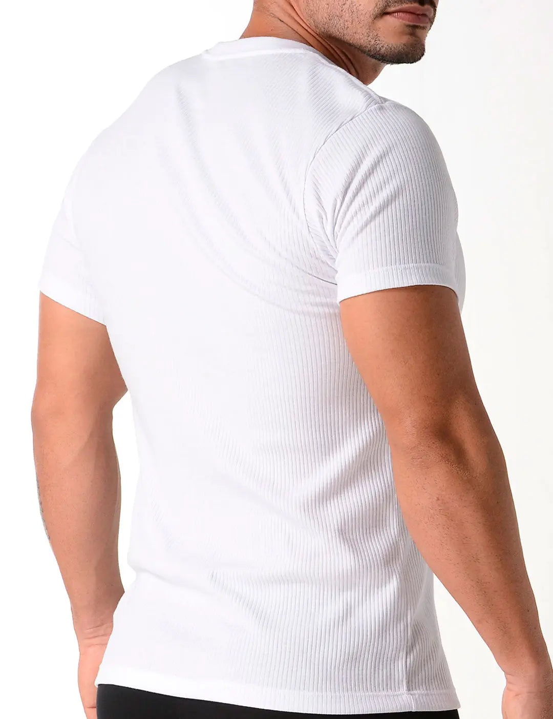 Camiseta cuello V acanalada en algodón para hombre. Color blanco