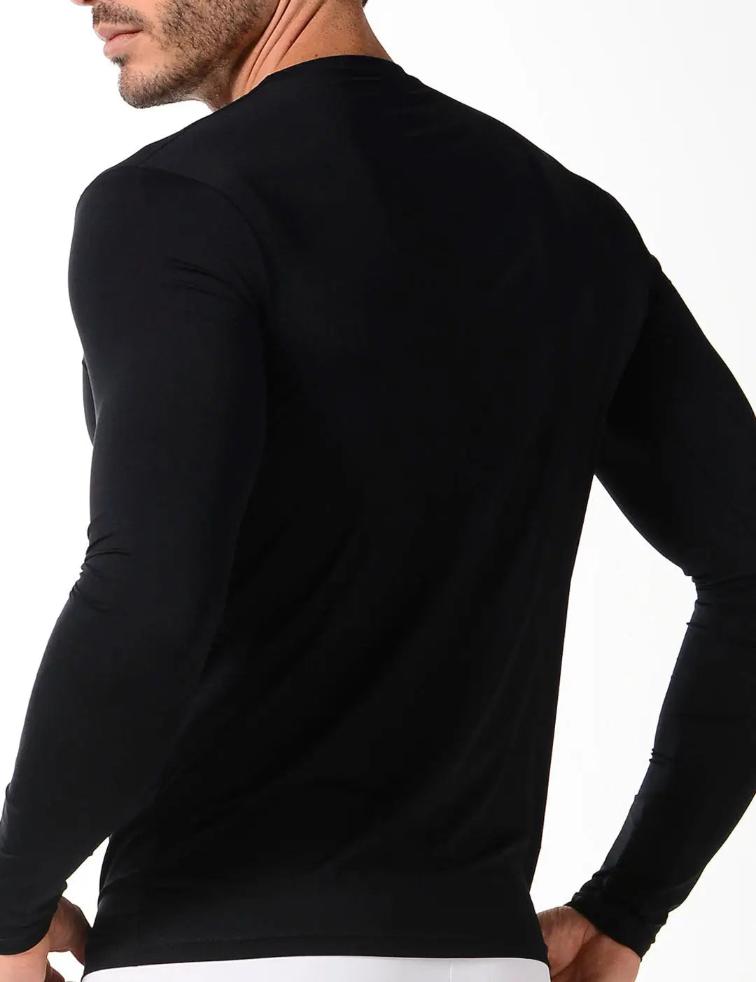 Camiseta manga larga ajustada para hombre en microfibra premium. Color negro