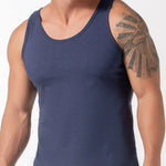 Esqueleto cuello redondo sin mangas para hombre. Color azul