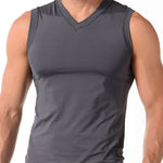 Camiseta cuello V sin mangas hombre. Color gris