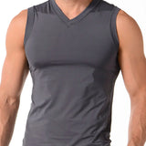Camiseta cuello V sin mangas hombre. Color gris