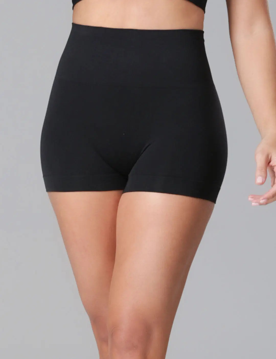 Panty sin costuras con cubrimiento total y refuerzo en algodón – Diane & Geordi, color negro, plano cerrado