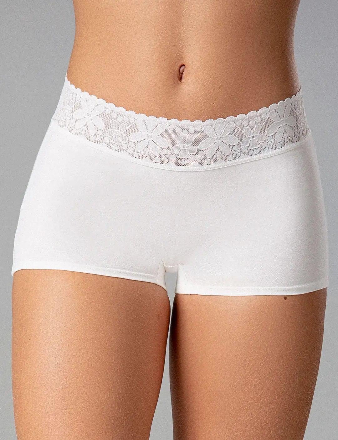Panty alto con encaje y control en abdomen – Diane & Geordi color blanco de frente detalle