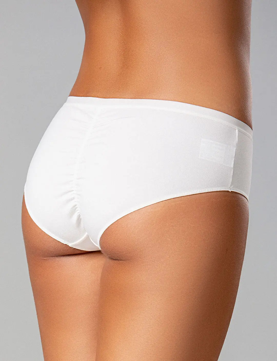 Panty tipo cachetero en algodón premium – Diane & Geordi color blanco de espalda 
