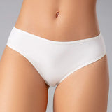Panty tanga con mayor cubrimiento posterior y elásticos suaves – Diane & Geordi, color blanco plano cerrado del panty