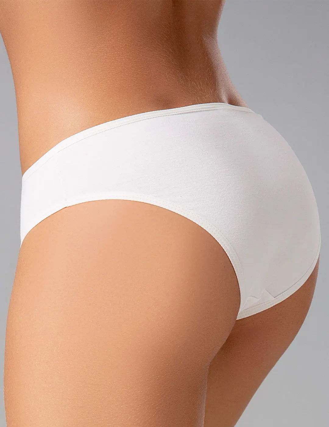 Panty tanga con mayor cubrimiento posterior y elásticos suaves – Diane & Geordi, color blanco plano cerrado de espalda