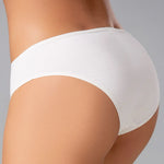 Panty tanga con mayor cubrimiento posterior y elásticos suaves – Diane & Geordi, color blanco plano cerrado de espalda