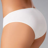 Panty tanga con mayor cubrimiento posterior y elásticos suaves – Diane & Geordi, color blanco plano cerrado de espalda