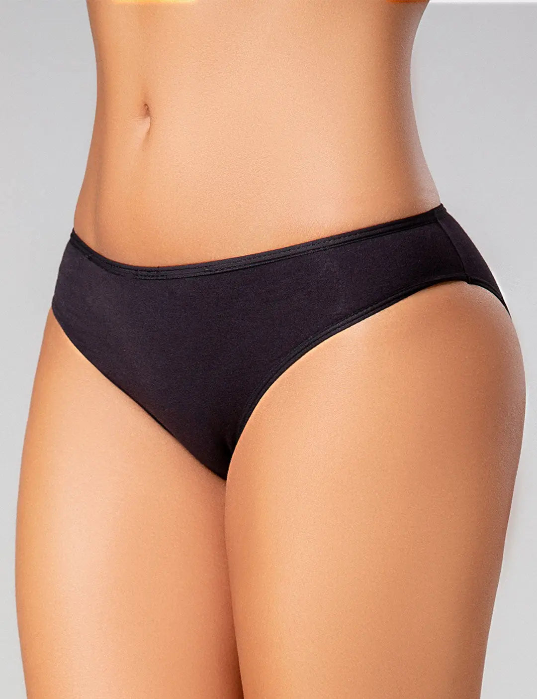 Panty tanga con mayor cubrimiento posterior y elásticos suaves – Diane & Geordi, color negro plan ocerrado