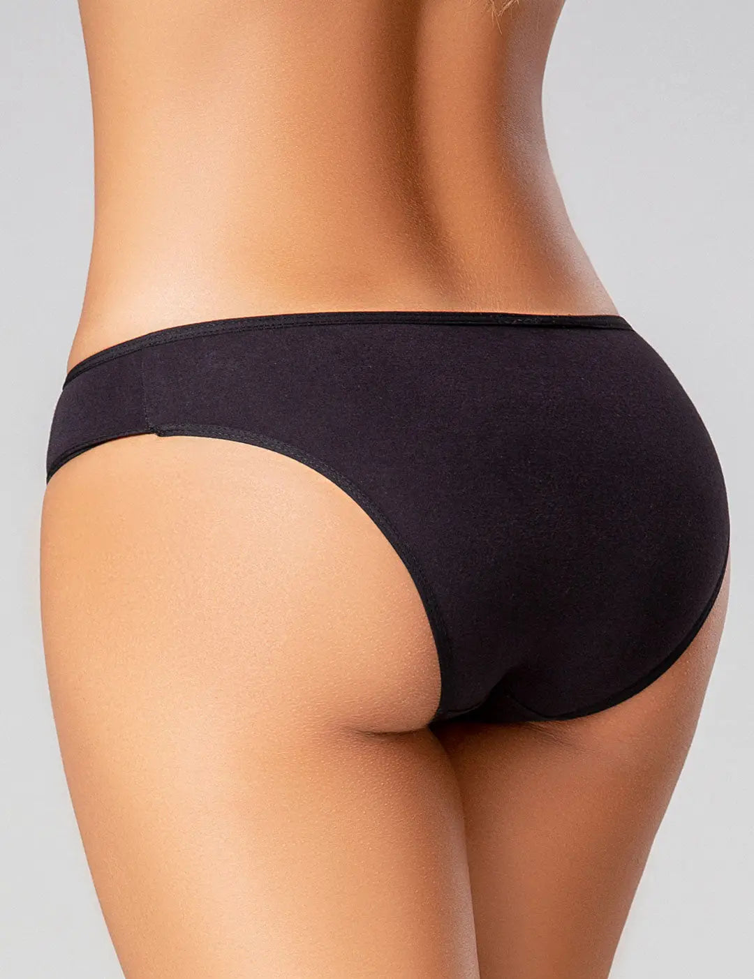 Panty tanga con mayor cubrimiento posterior y elásticos suaves – Diane & Geordi, color negro, plano de espalda