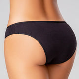 Panty tanga con mayor cubrimiento posterior y elásticos suaves – Diane & Geordi, color negro, plano de espalda