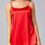 Set pijama e hilo en satín Diane & Geordi, color rojo, vista trasera. 