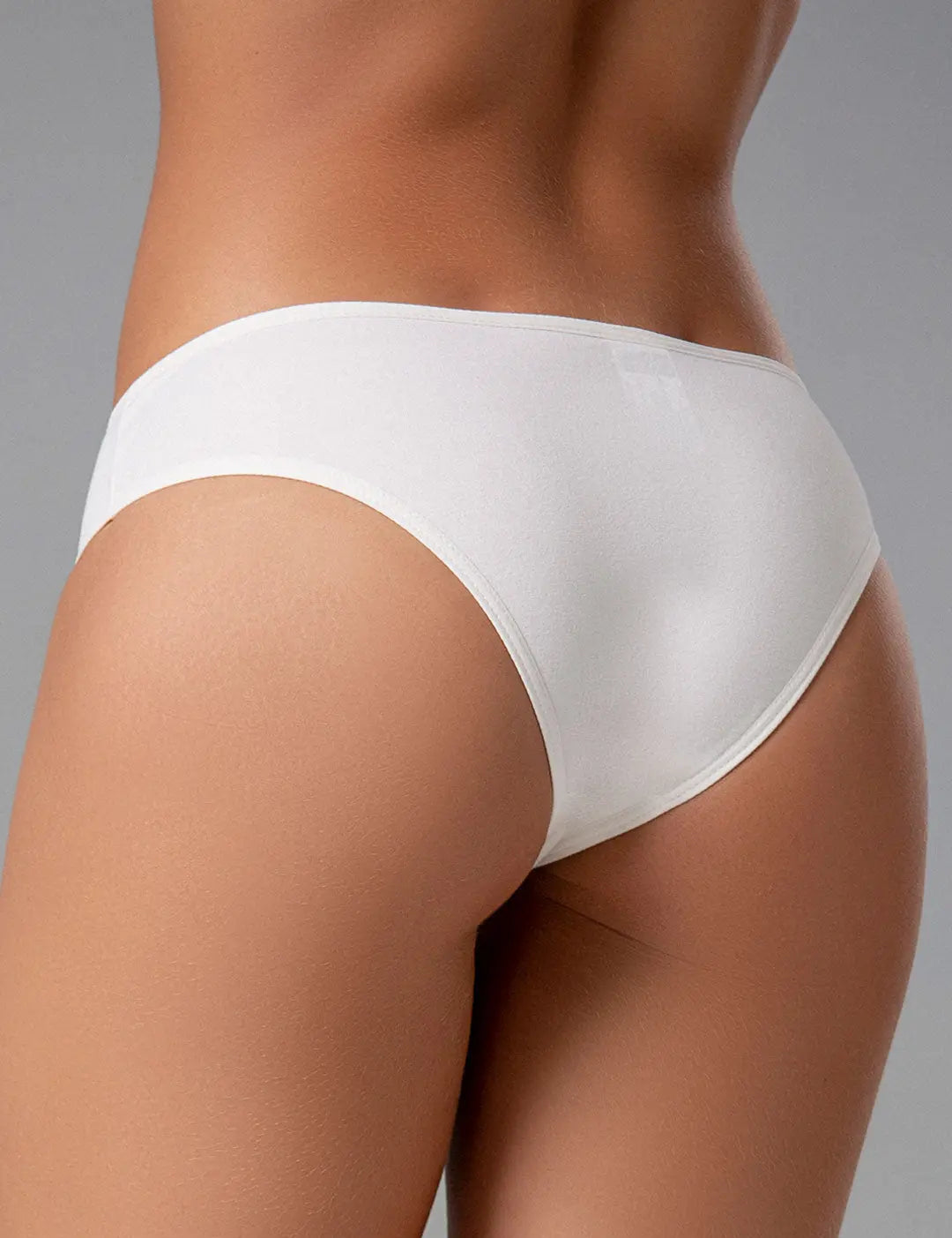 Panty tanga con franjas de control frontal y ajuste suave – Diane & Geordi, color blanco de espalda plano cerrado